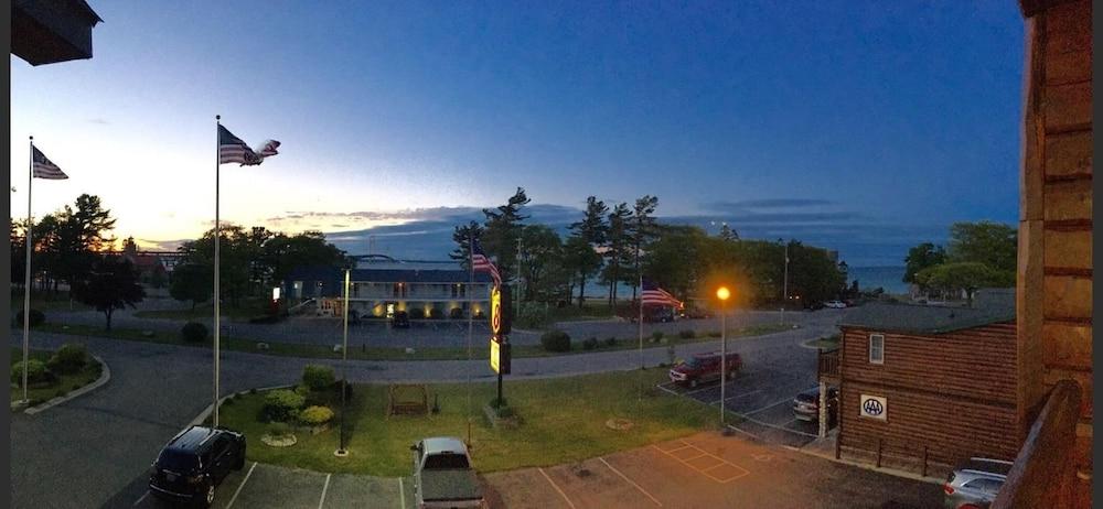 Super 8 By Wyndham Bridgeview Of Mackinaw City Exterior foto