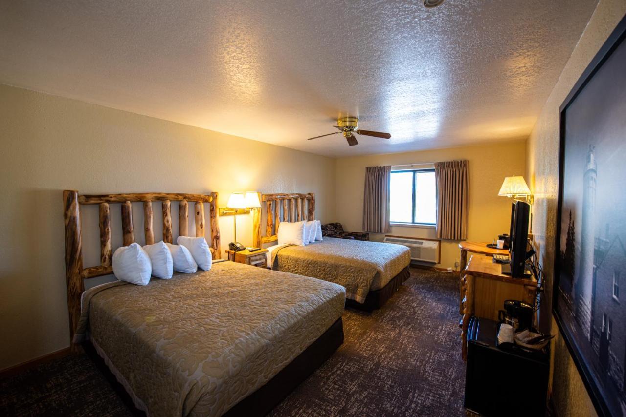 Super 8 By Wyndham Bridgeview Of Mackinaw City Exterior foto