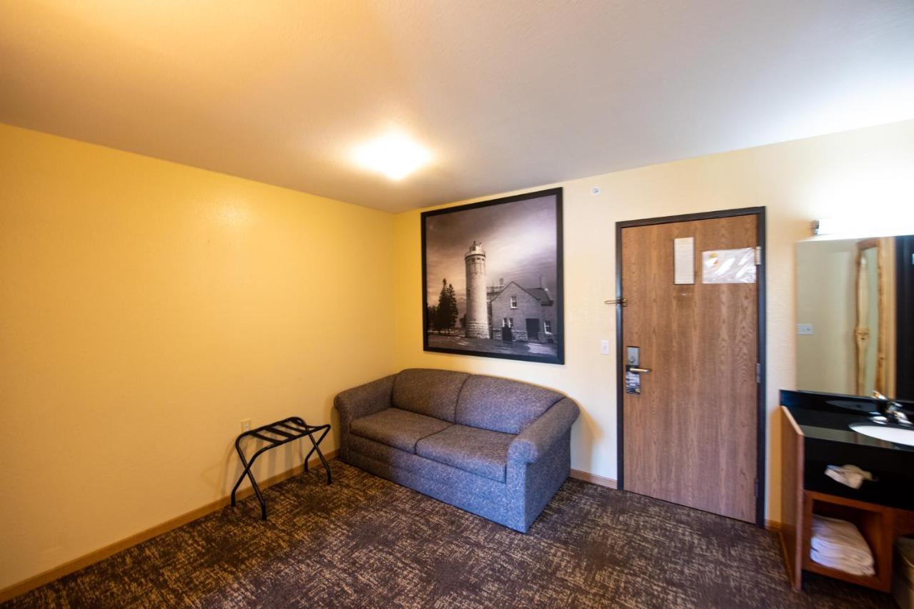 Super 8 By Wyndham Bridgeview Of Mackinaw City Exterior foto