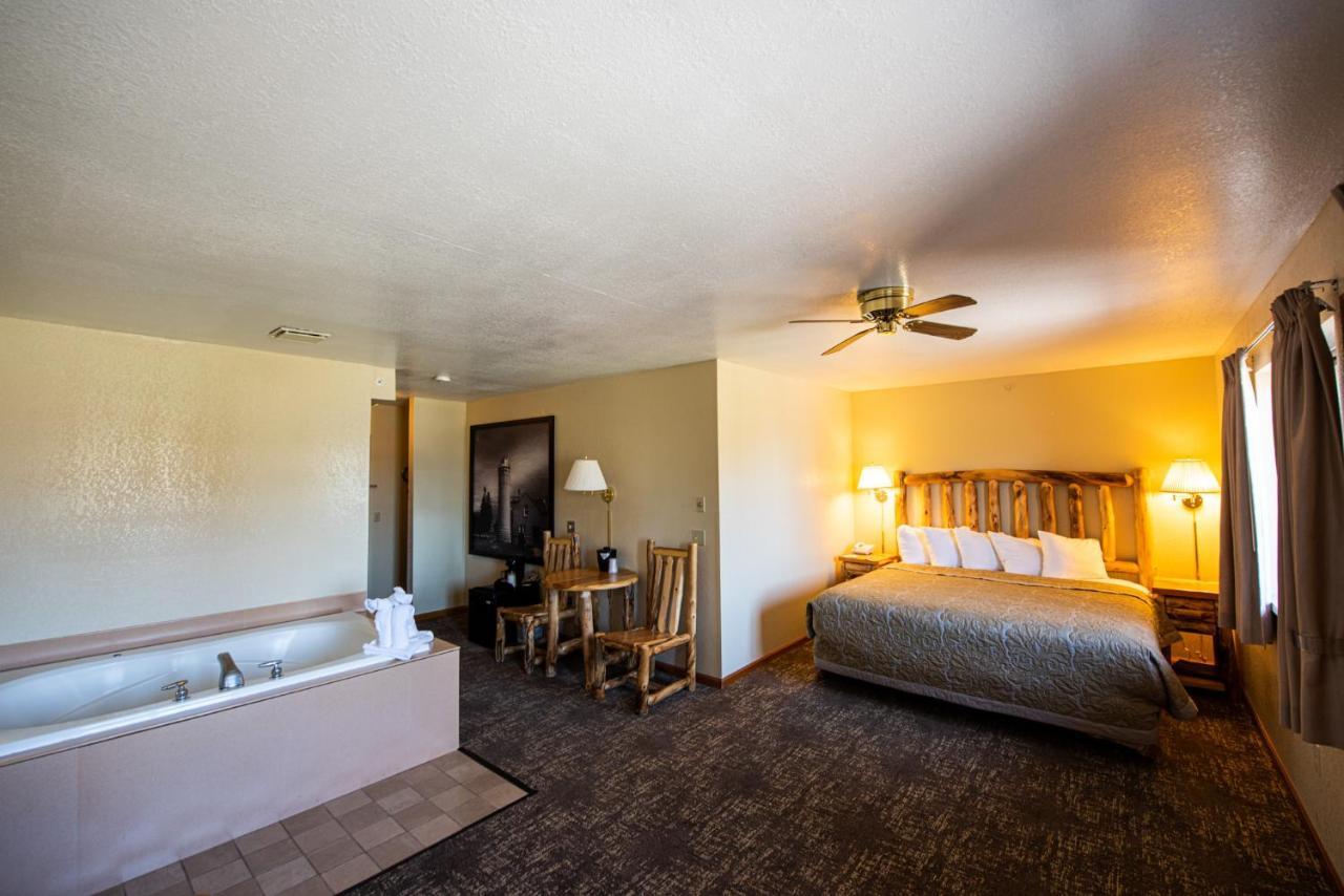 Super 8 By Wyndham Bridgeview Of Mackinaw City Exterior foto