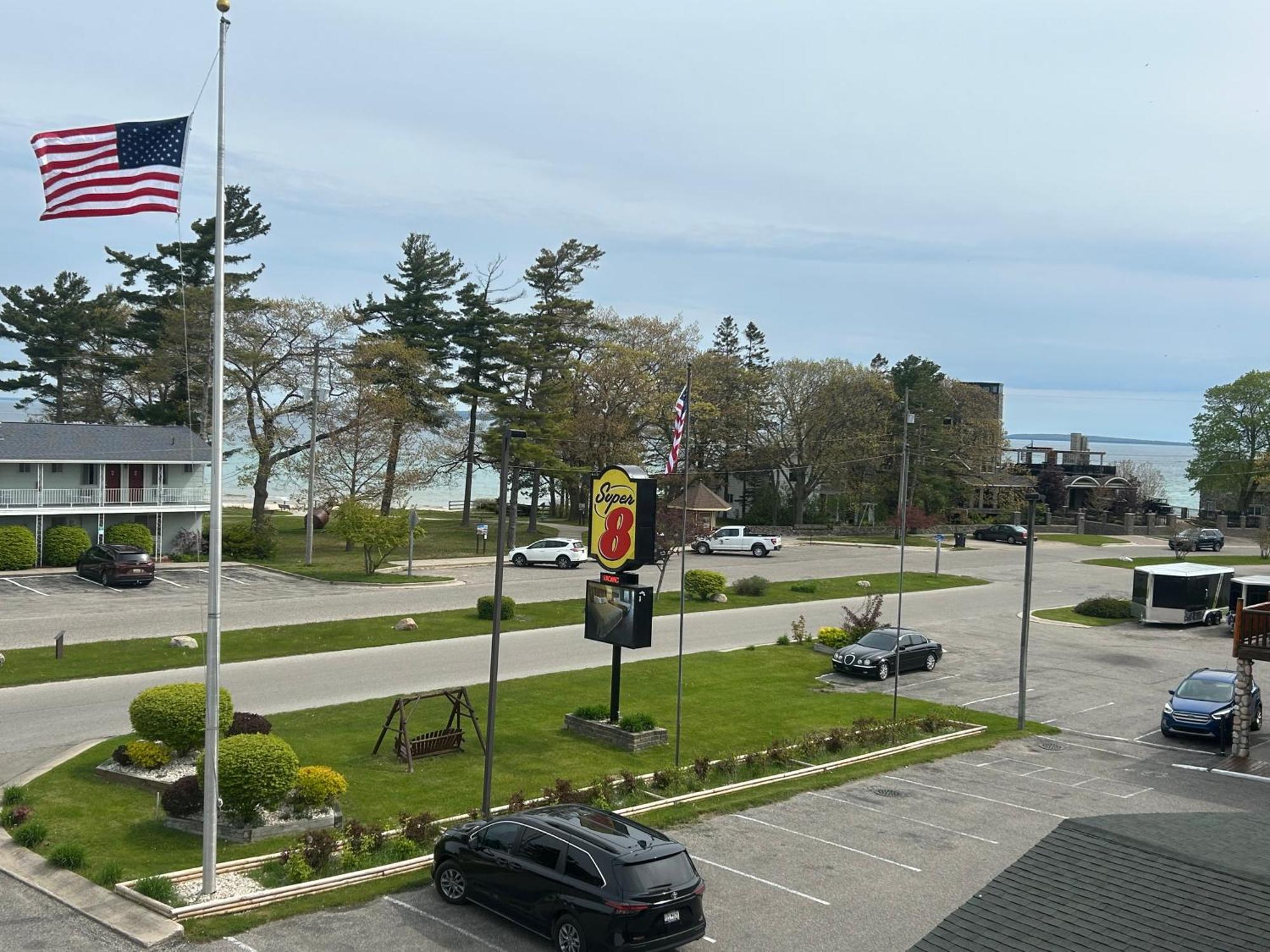 Super 8 By Wyndham Bridgeview Of Mackinaw City Exterior foto