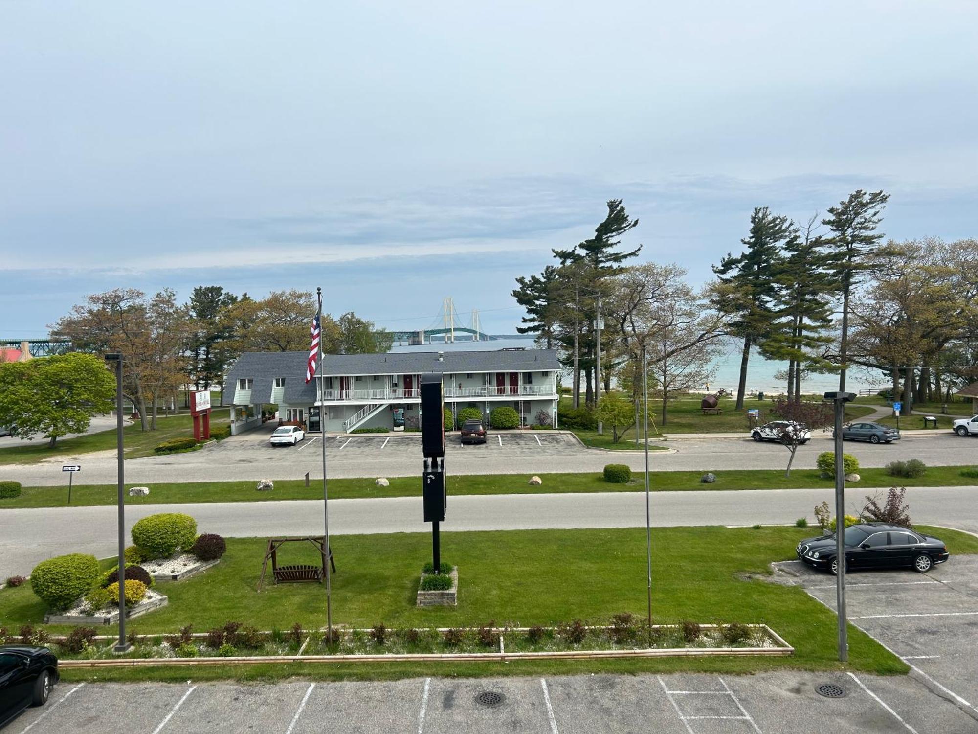 Super 8 By Wyndham Bridgeview Of Mackinaw City Exterior foto