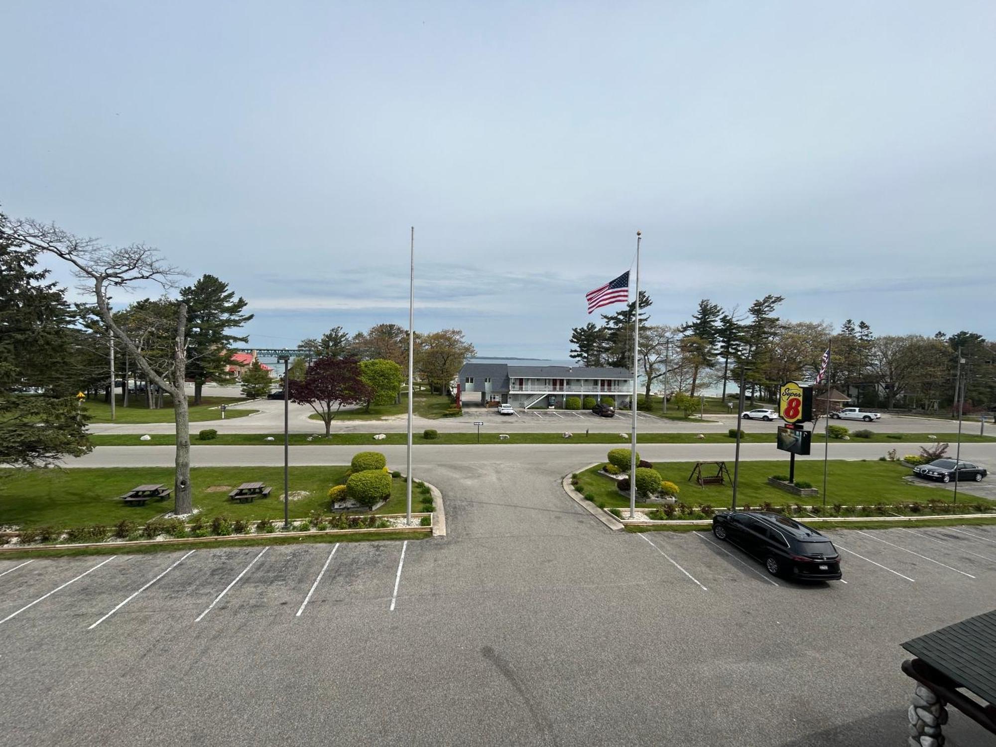 Super 8 By Wyndham Bridgeview Of Mackinaw City Exterior foto