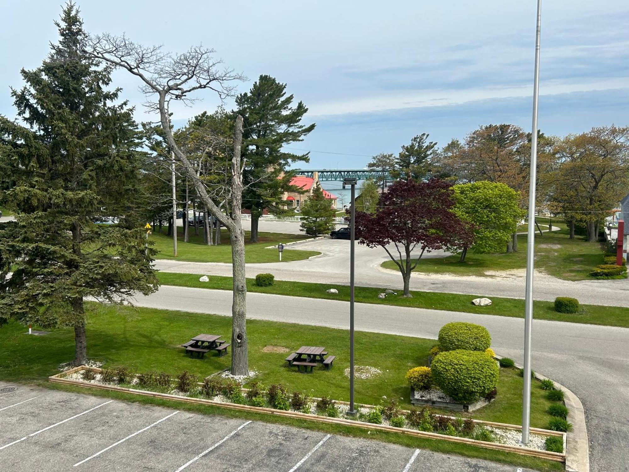Super 8 By Wyndham Bridgeview Of Mackinaw City Exterior foto