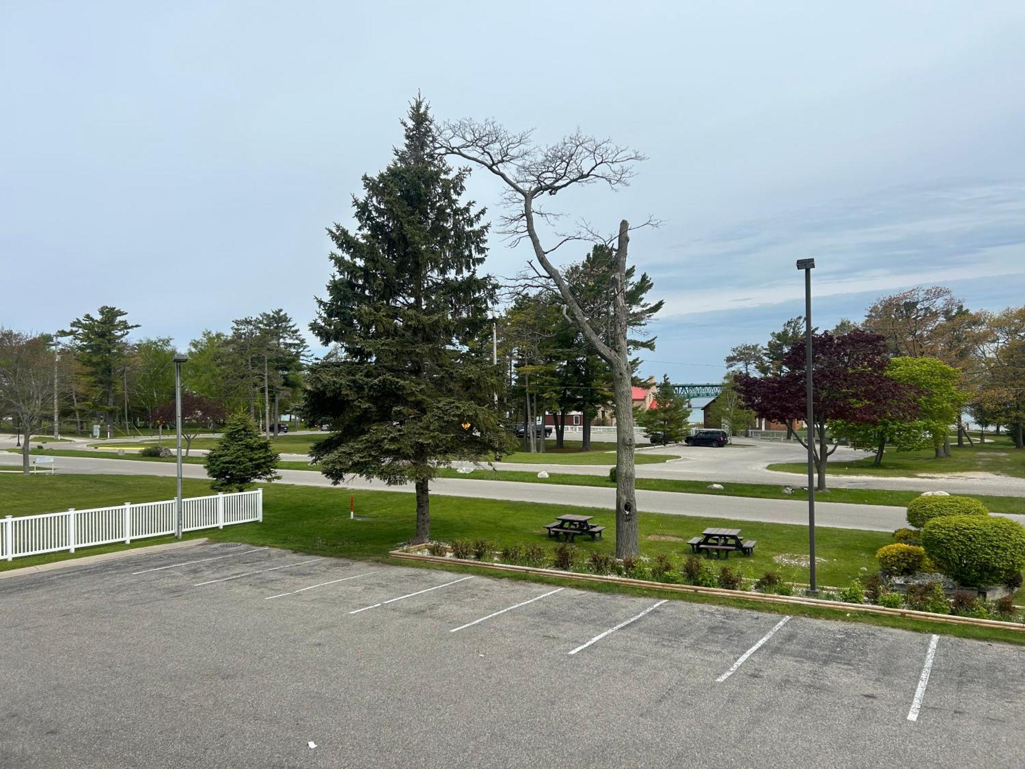Super 8 By Wyndham Bridgeview Of Mackinaw City Exterior foto