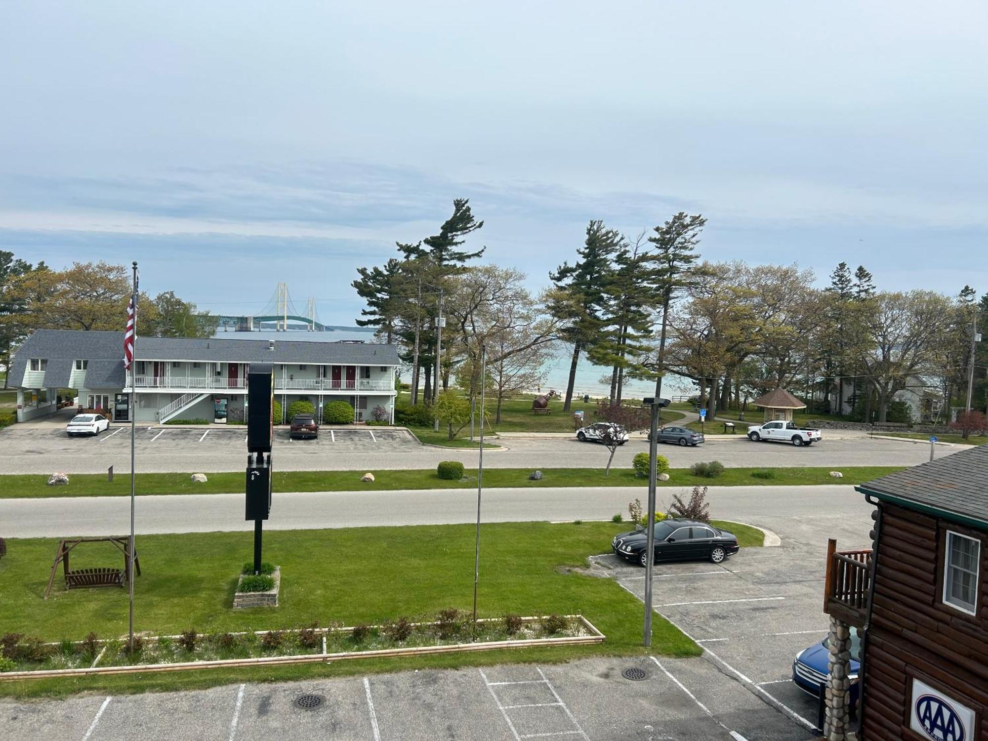 Super 8 By Wyndham Bridgeview Of Mackinaw City Exterior foto