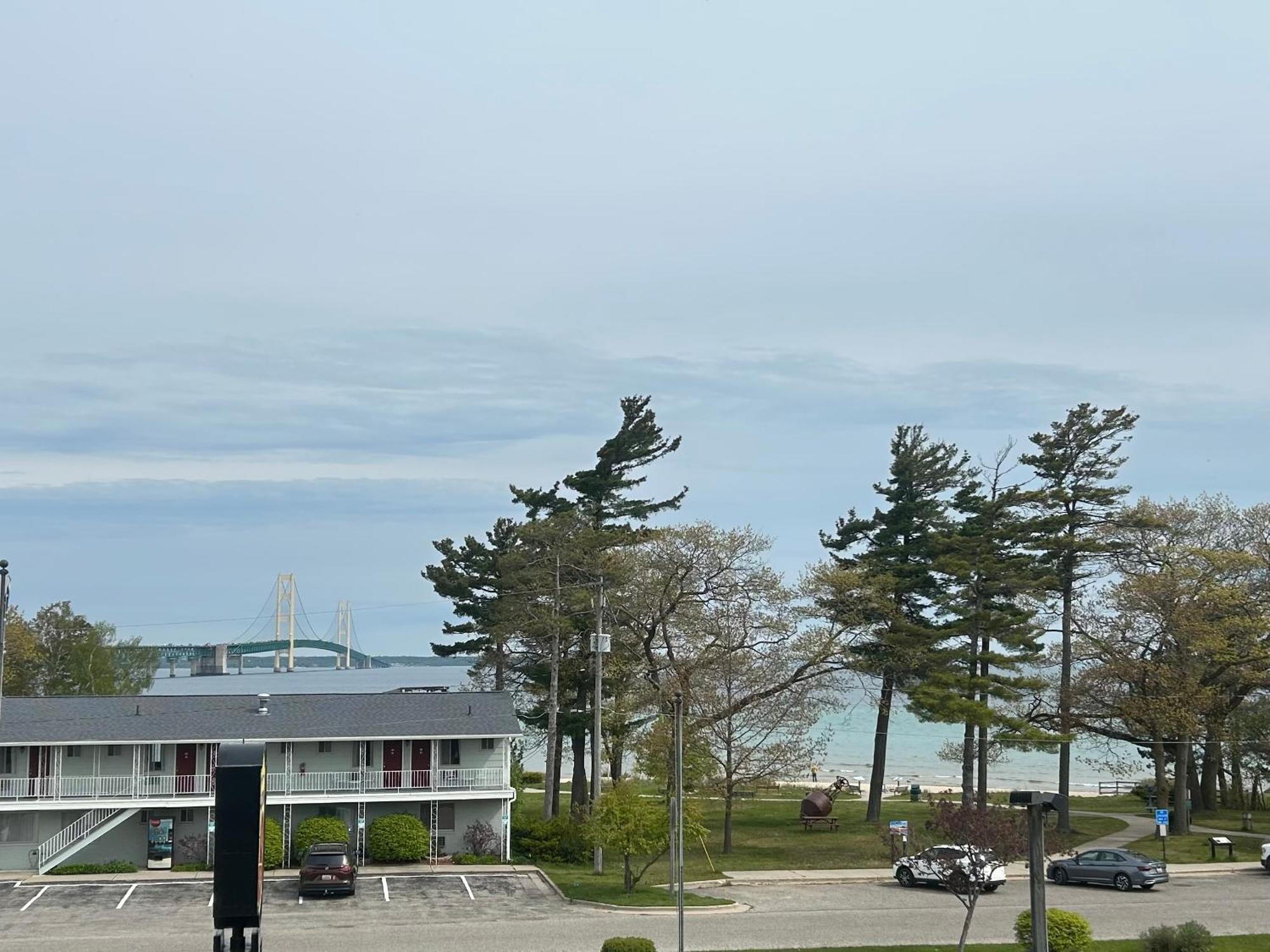 Super 8 By Wyndham Bridgeview Of Mackinaw City Exterior foto