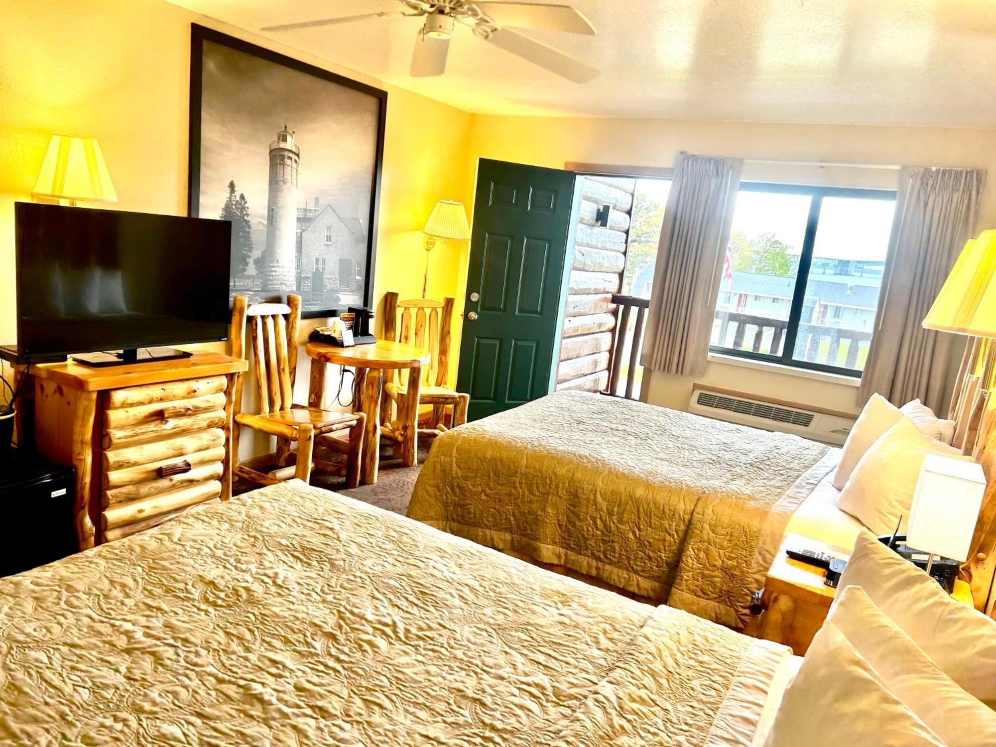 Super 8 By Wyndham Bridgeview Of Mackinaw City Exterior foto