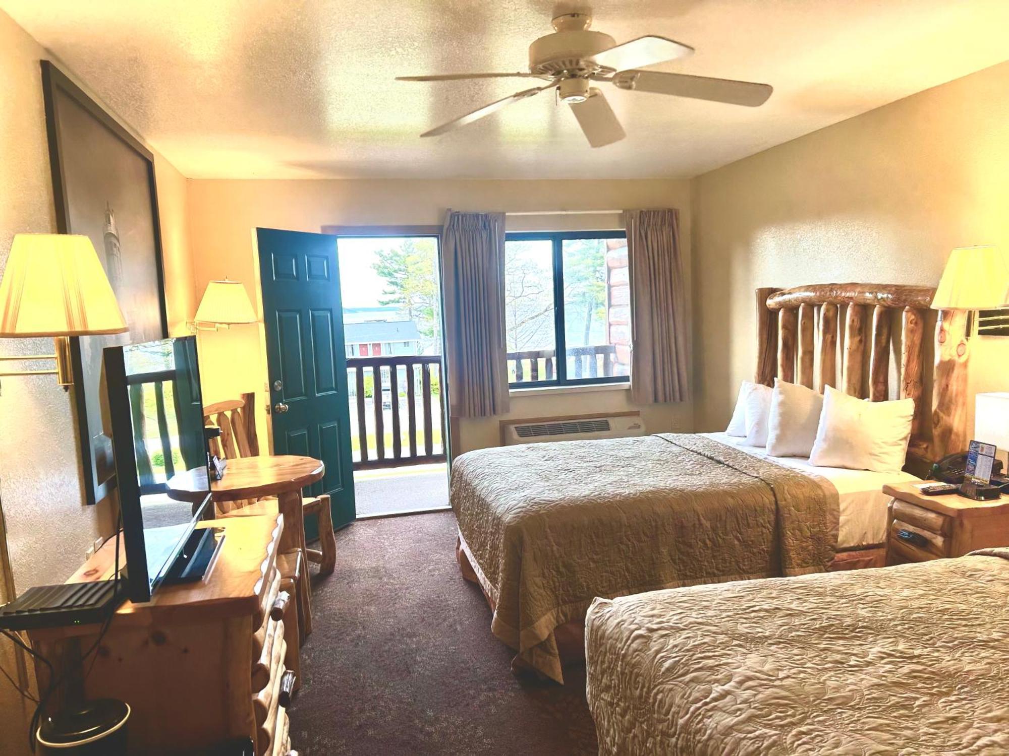 Super 8 By Wyndham Bridgeview Of Mackinaw City Exterior foto