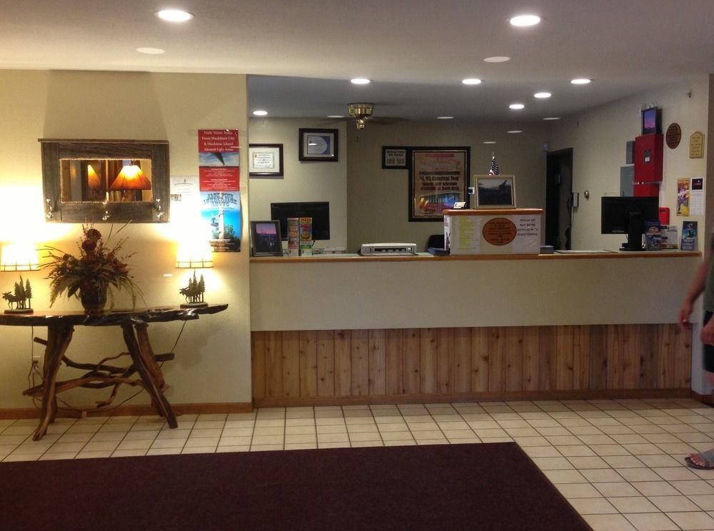 Super 8 By Wyndham Bridgeview Of Mackinaw City Exterior foto